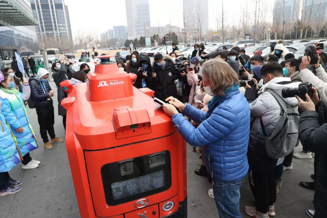 “人找货”→“货到人”，中外记者团在北京经开区探见智能物流“新基建”未来！.webp (3).jpg