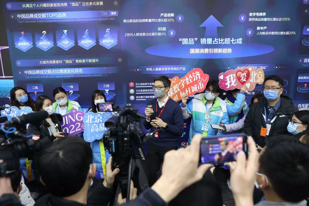 “人找货”→“货到人”，中外记者团在北京经开区探见智能物流“新基建”未来！.webp (5).jpg