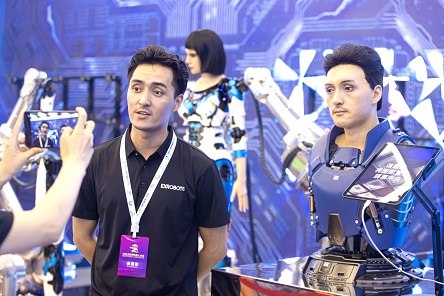 经开区12家企业创新亮相 30余款新品全球首发 亦庄智造与世界机器人大会“双向奔赴”.jpg 经开区12家企业创新亮相 30余款新品全球首发 亦庄智造与世界机器人大会“双向奔赴”.jpg