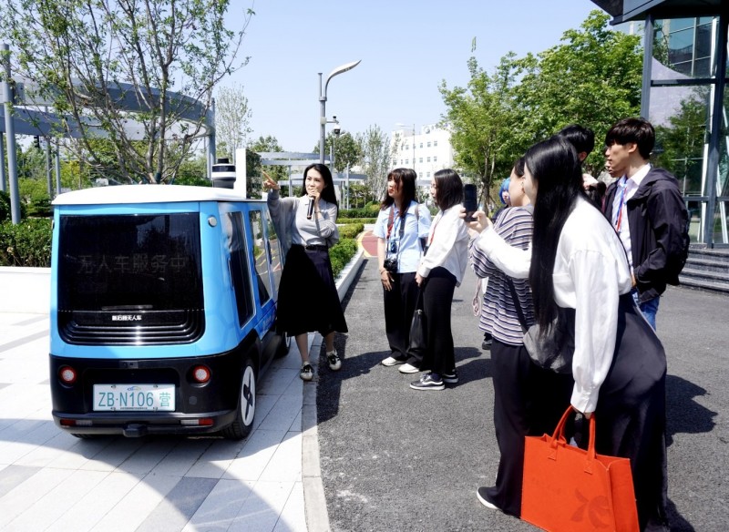 多国代表团到访亦庄体验自动驾驶.jpg 多国代表团到访亦庄体验自动驾驶.jpg