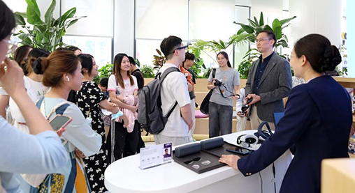 香港师生团走进经开区感知科创活力.jpg