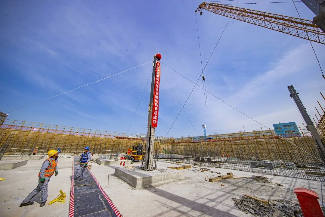 首根钢柱完成吊装！北京经开区这一重大外资项目预计年底完工.jpg