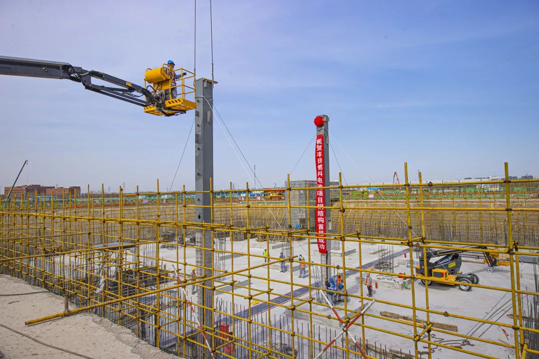首根钢柱完成吊装！北京经开区这一重大外资项目预计年底完工2.jpg