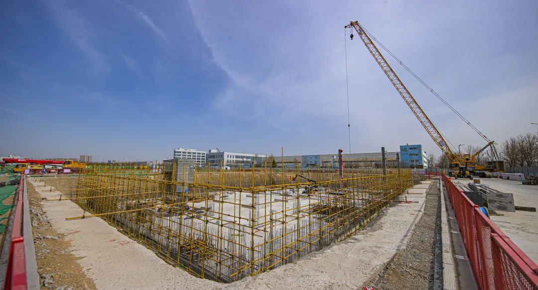 首根钢柱完成吊装！北京经开区这一重大外资项目预计年底完工3.jpg