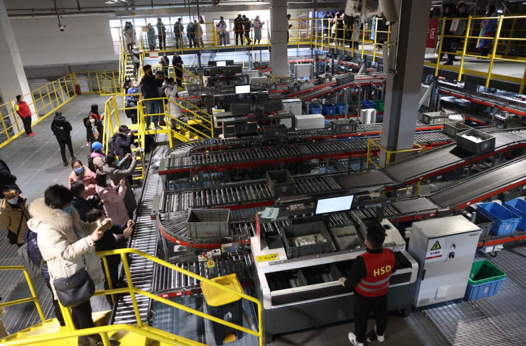 智造手指、智能仓储……小亦带您打卡“未来”!2.png 智造手指、智能仓储……小亦带您打卡“未来”!2.png