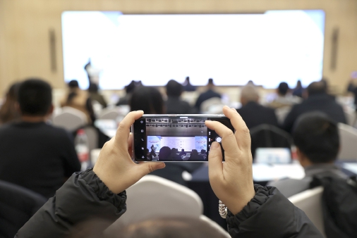 经开区举办人工智能与教育融合应用成果交流会.jpg 经开区举办人工智能与教育融合应用成果交流会.jpg