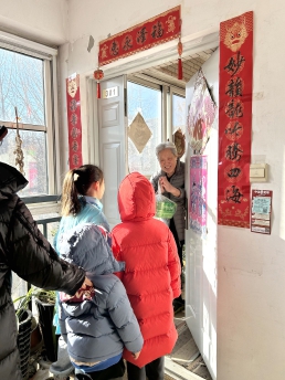 社区志愿者冬至送水饺温暖老人心.jpg