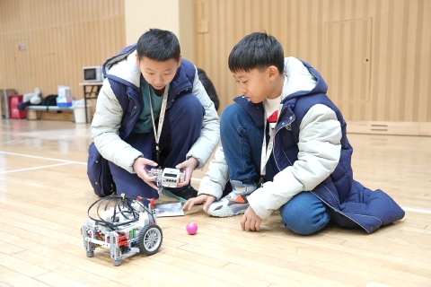 社团成员参与机器人制作项目.jpg 社团成员参与机器人制作项目.jpg