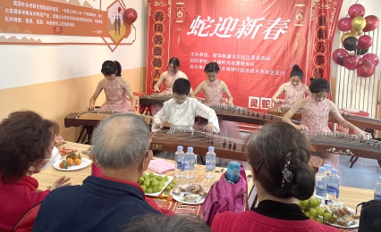 孩子们带来古典乐器表演.jpg 孩子们带来古典乐器表演.jpg