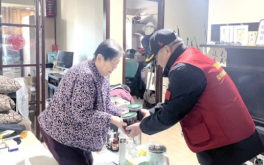 爱心小队为老年群体上门送粥.jpg 爱心小队为老年群体上门送粥.jpg