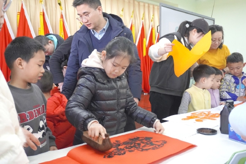 10组家庭共探麋鹿文化与传统文化交融之美.jpg 10组家庭共探麋鹿文化与传统文化交融之美.jpg