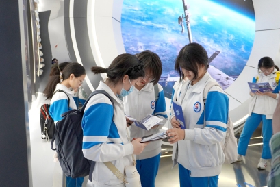 师生们在实践中感受航天航空魅力.jpg 师生们在实践中感受航天航空魅力.jpg