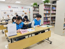 职工们在“悦读”图书室汲取知识.jpg