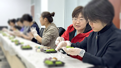 市民动手体验制作青团的乐趣。 于晓玲_摄.jpg