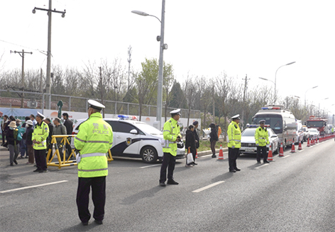 交通大队引导社会车辆有序通行。 李玉凤_摄.jpg