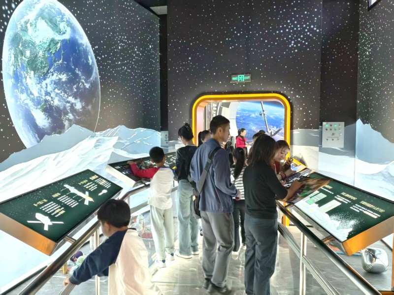 40余组亲子家庭沉浸式探秘空天城堡.jpg 40余组亲子家庭沉浸式探秘空天城堡.jpg