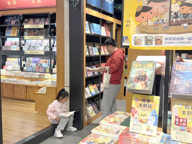 逛书店进影院 市民乐享假期“文化大餐”.jpg