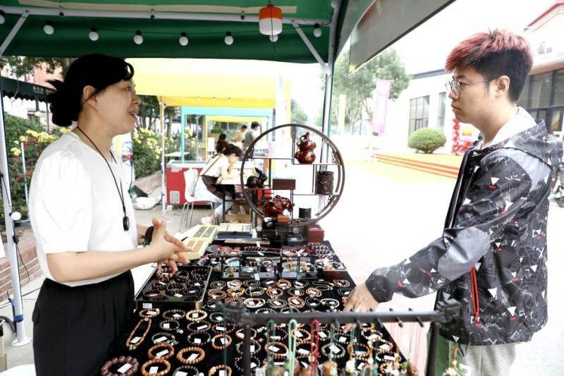 市民在挑选文玩.jpg
