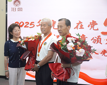 旧宫镇 传承红色基因 为老党员颁发纪念章.jpg