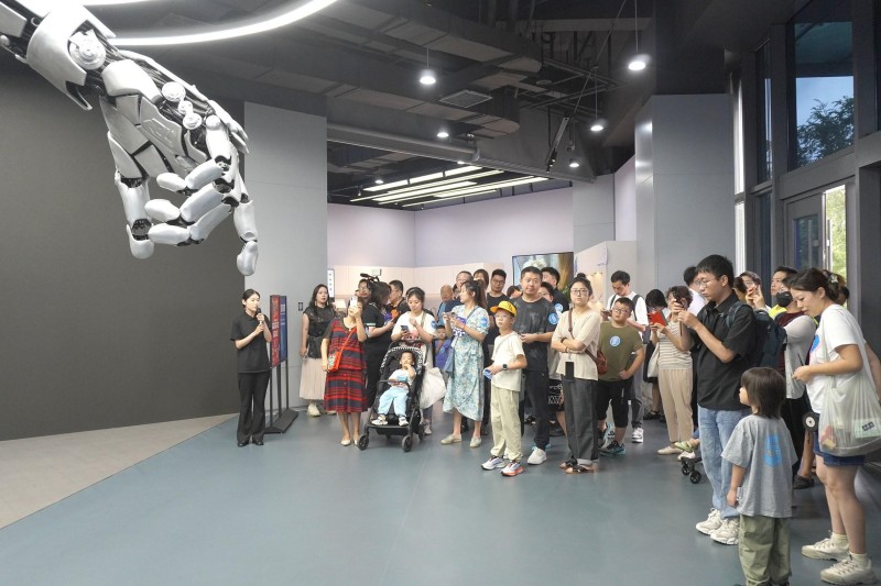 工作人员为参观者们讲解机器人相关内容.JPG
