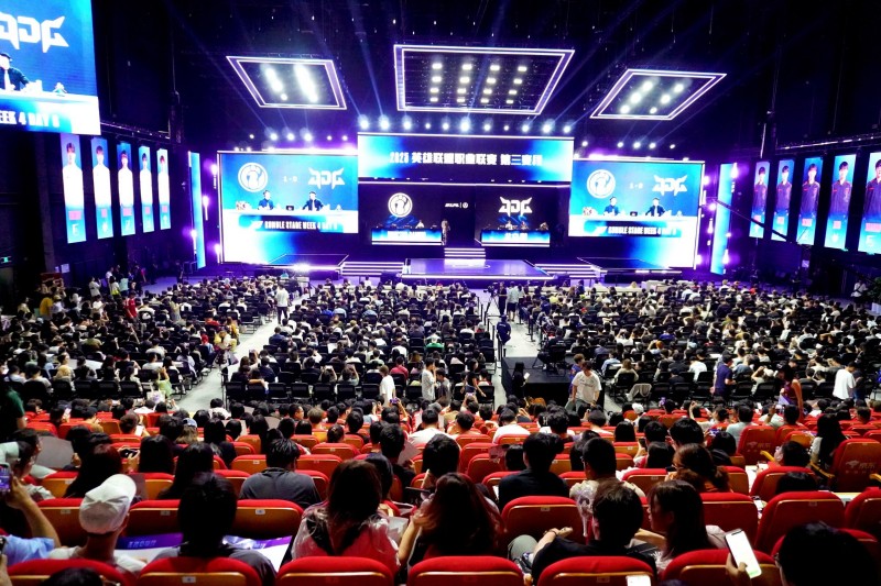 2025英雄联盟第三赛段组内赛接连打响 两场热血电竞燃爆北京亦庄.JPG