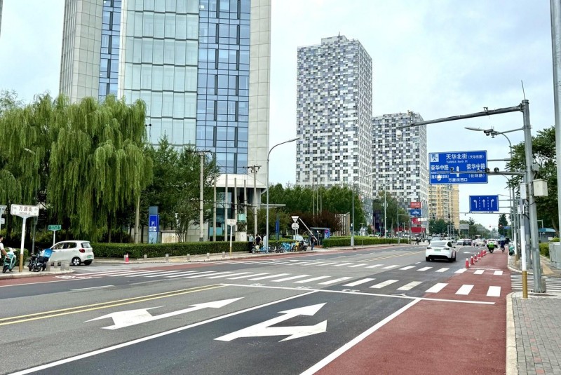 万源街慢行系统“换新颜”通勤体验再升级.JPG