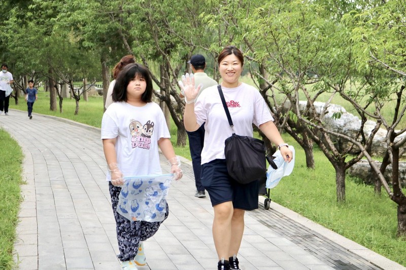 徒步+捡拾 亦城青年践行绿色环保理念2.JPG