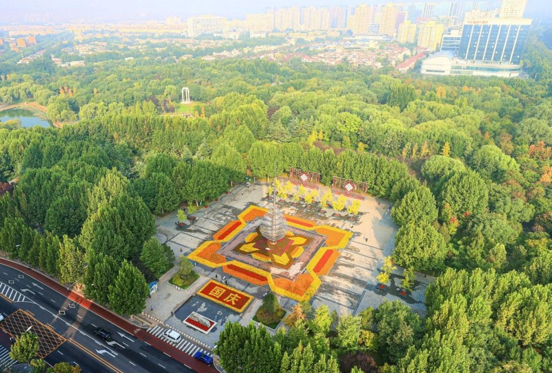 北京经开区国庆花坛盛装亮相 (8).JPG