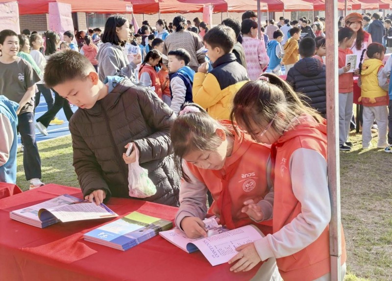 “小书虫”爱心书市点亮孩童梦想.JPG