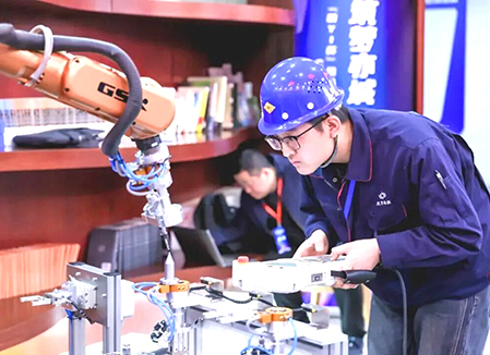 “精YI杯”经开区第八届职工职业技能竞赛决赛举办.jpg “精YI杯”经开区第八届职工职业技能竞赛决赛举办.jpg