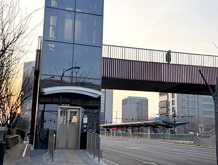 亦庄线经开区段过街天桥电梯焕新完毕.jpg 亦庄线经开区段过街天桥电梯焕新完毕.jpg