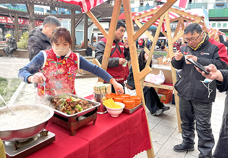 多方聚力打造“两新群体”暖心市集.jpg 多方聚力打造“两新群体”暖心市集.jpg