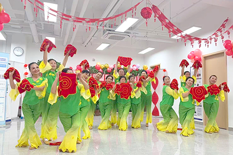 社区居民 自发组织自编自演显活力.jpg