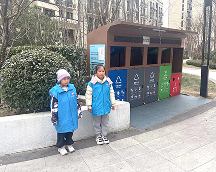 桶前值守活动推动垃圾分类精准落地.jpg