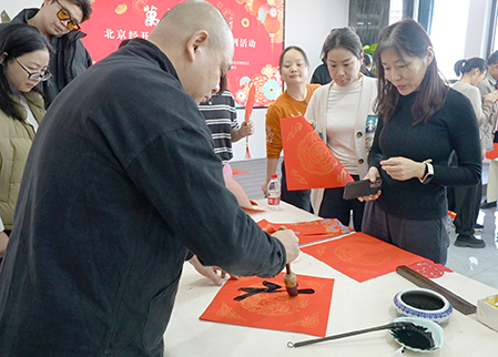 新春送福 将年味送到基层一线.jpg