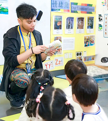 2“浓浓年味透着满满科技范儿”——外籍人士在亦城过大年.jpg 2“浓浓年味透着满满科技范儿”——外籍人士在亦城过大年.jpg