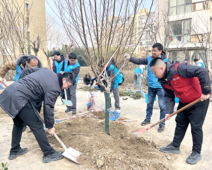义务植树进社区 多方聚力为社区添绿增彩.jpg