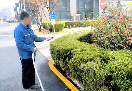春季养护工作为城市“梳妆换颜”.jpg