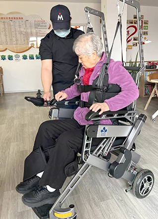 机器人会按摩可作诗还能陪唠嗑 科技赋能让老年生活有乐有暖有品质.jpg