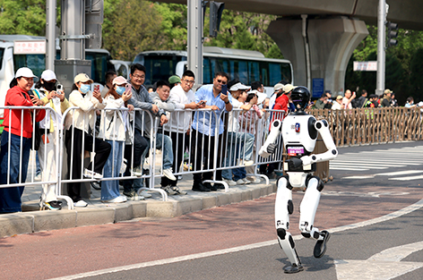 市民热情观赛 为人机竞速加油喝彩.jpg