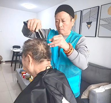 银龄义剪师傅用坚守书写志愿担当.jpg