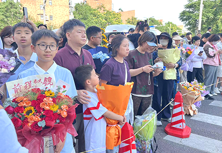 鲜花伴欢声 祝福启新程 高考收官 北京经开区考点温情满溢.jpg