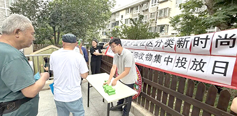 集中投放日让百件旧衣获“新生”.jpg