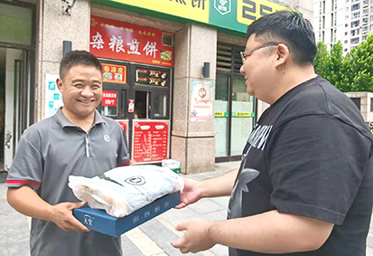 防雨物资为新就业群体撑起“暖心伞”.jpg