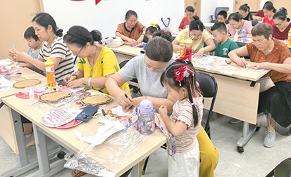 居民巧手制作非遗宋锦团扇.jpg 居民巧手制作非遗宋锦团扇.jpg