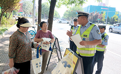 电动自行车安全宣教深入重点路口.jpg