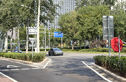 经开区荣华南路主辅路开口工程竣工.jpg