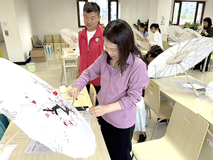 非遗油纸伞DIY为青年职工生活添彩.jpg