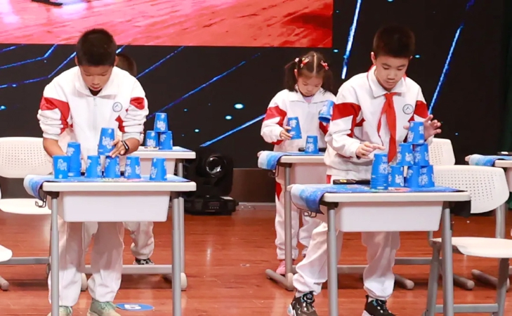 学校打造吉尼斯挑战赛鼓励学生探索数学.jpg