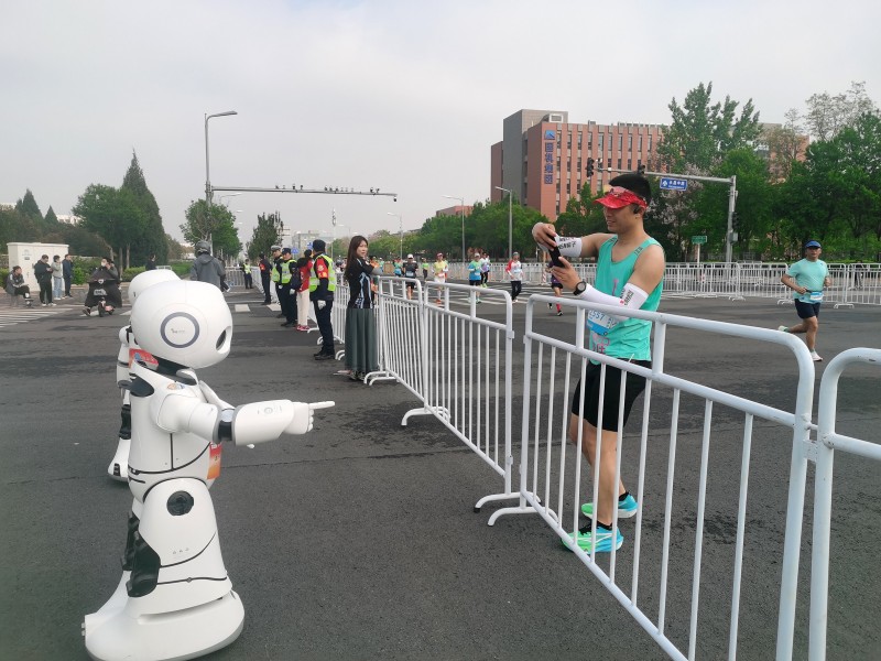 人形机器人“小瑞”为选手加油.jpg